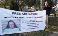 Hundreds gather at jail for Kentucky clerk held in gay marriage dispute